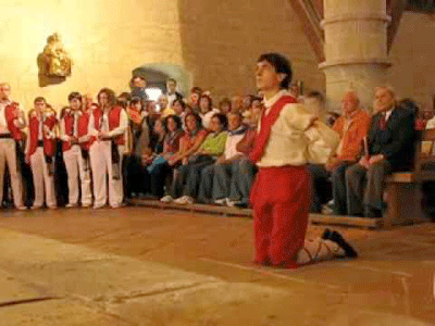 Baile de la Ezpata Dantza en el interior de la Antigua