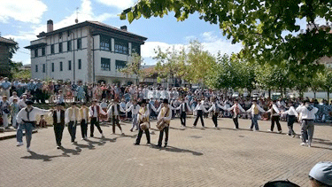 Andra Mari dantza taldea bailando el día de Santa Cruz en Galdakao